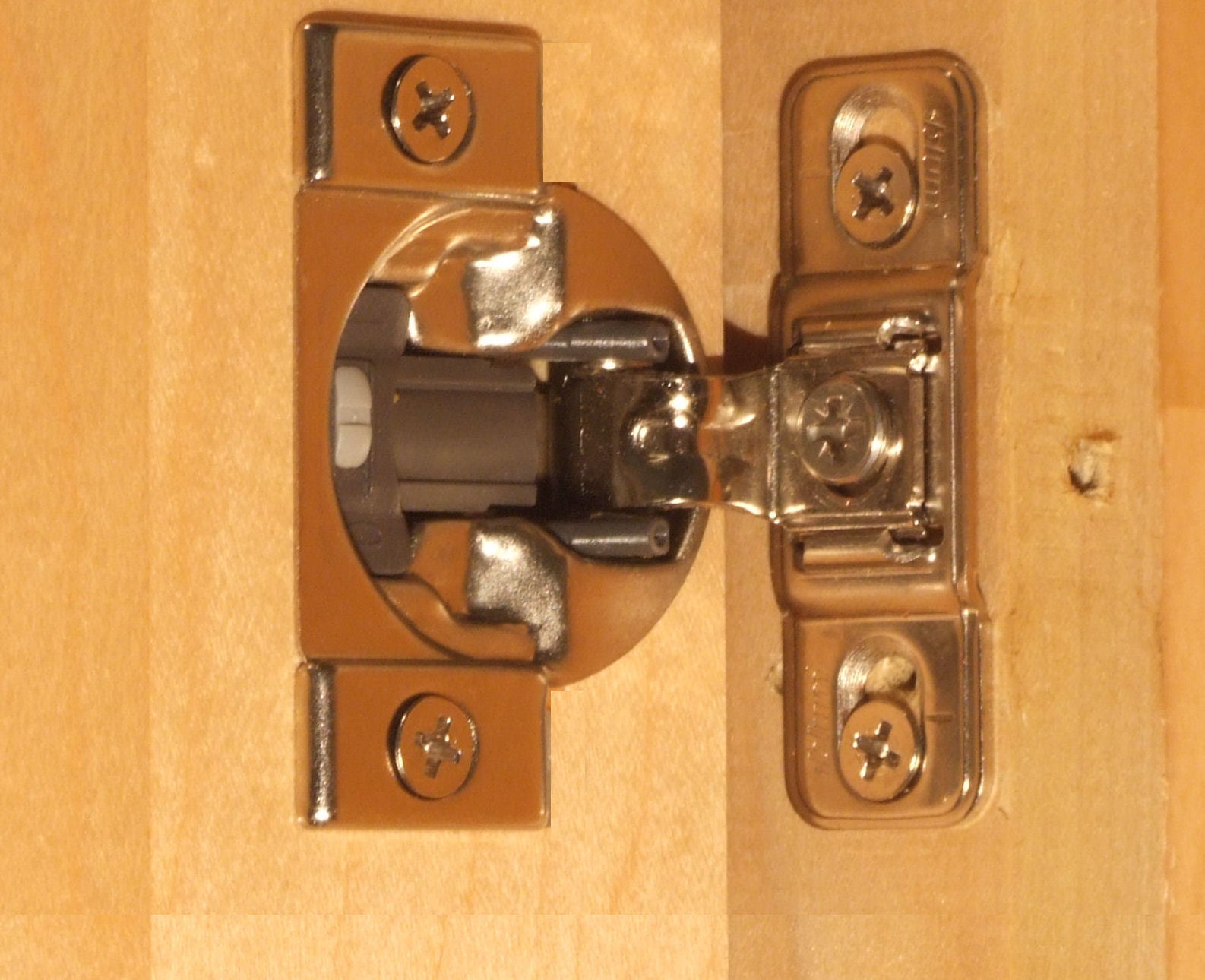 Grass 820 Suggested replacement Soft close hinge Sold in pairs Hinge Meister