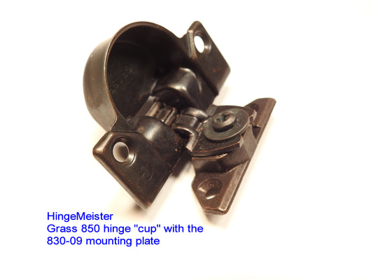 HingeMeister Grass 850 hinge "cup" with the 830-09 mounting plate.  Grass 830 hinge.  Hingemeister.com
