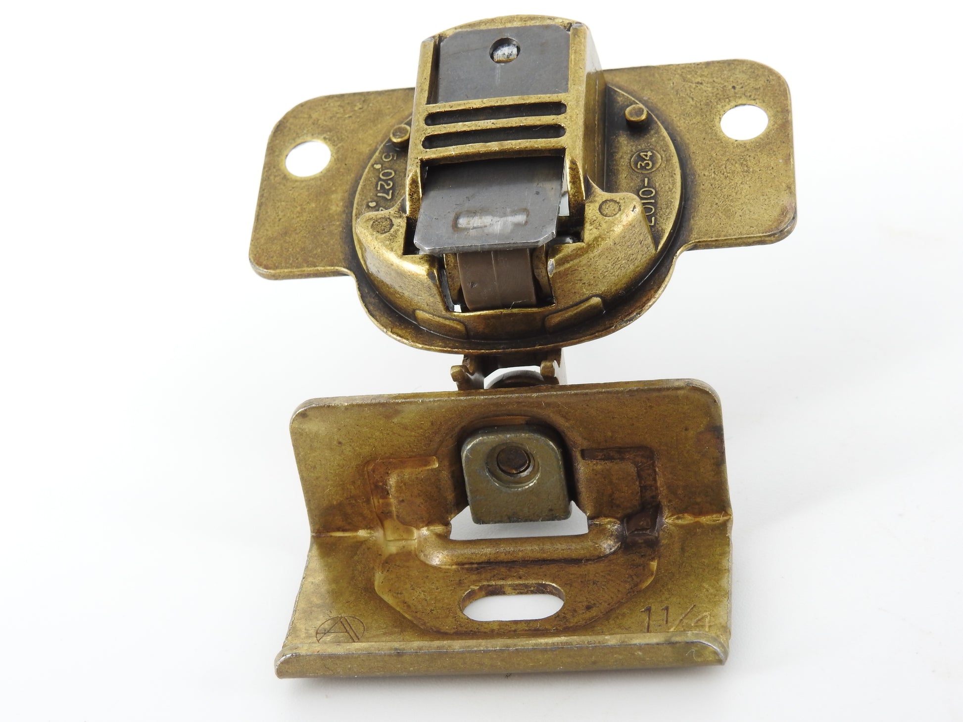Amerock 2010 hinge in the Burnished Brass finish.  1 1/4" overlay.  45mm drilling boring pattern